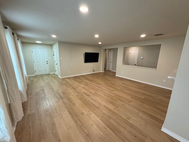 Building Photo - 1600 Knight Trail