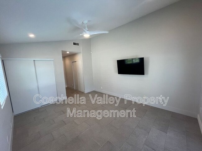 Building Photo - 835 Nueva Vista Dr S