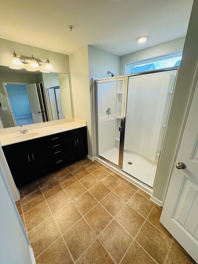 Building Photo - FOR LEASE - 3 bed, 2.5 bath, 1679 sqft townhome