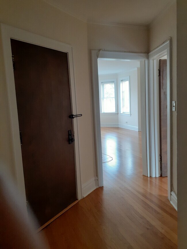 foyer - 913 Ontario St
