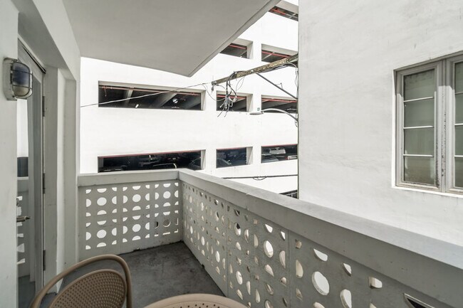 Building Photo - 1036 Ocean Dr