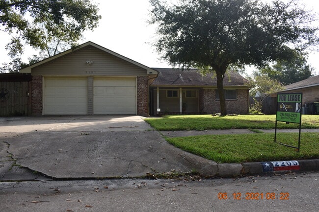 Building Photo - 2205 Cedar St