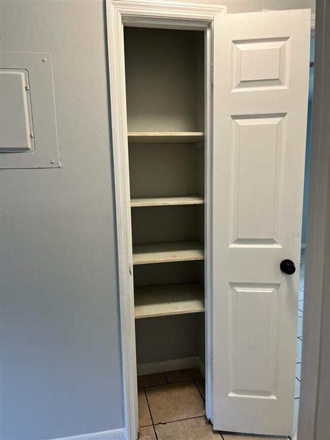 Building Photo - 2 BED 1 BATH READY TO RENT IN PLANT CITY!