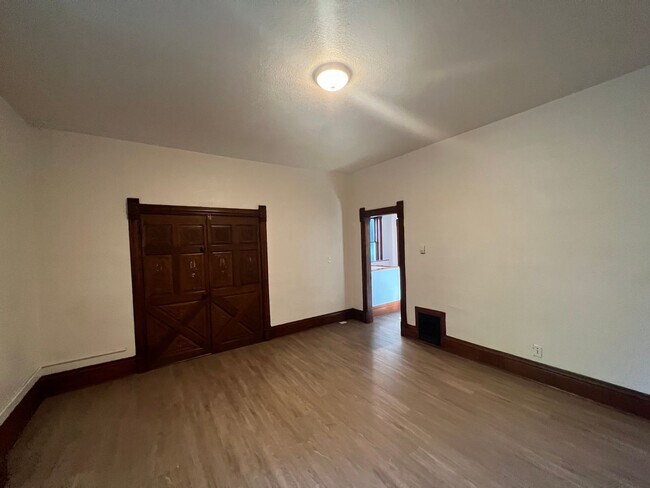 Building Photo - 2110 Grove Cir W