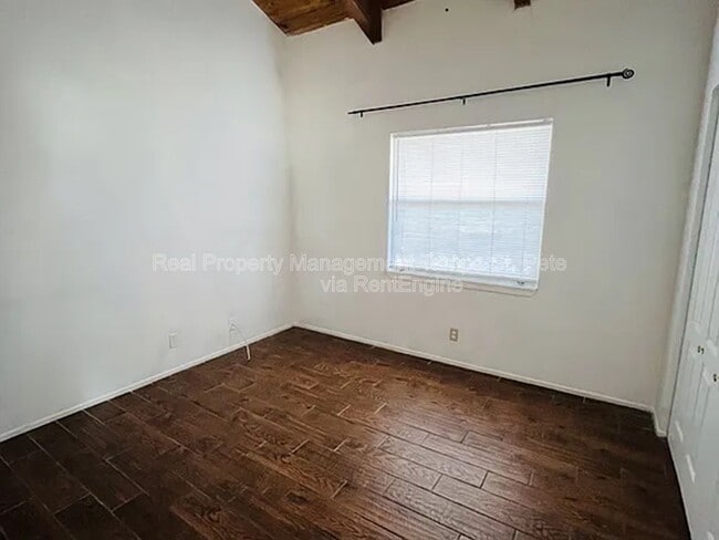 Building Photo - 805 St Petersburg Dr W