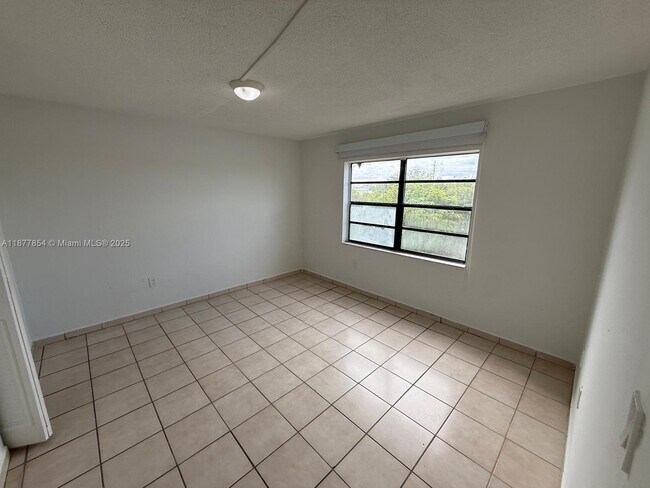 Building Photo - 1325 W 68th St