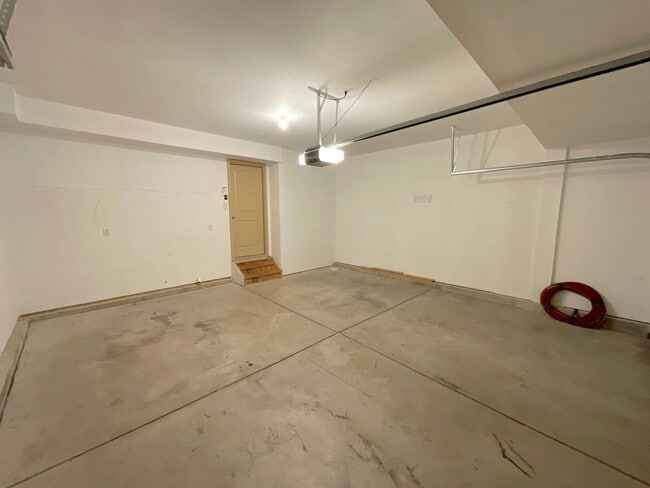 Building Photo - 4 Bedroom Home Available Near Barnes Rd & ...