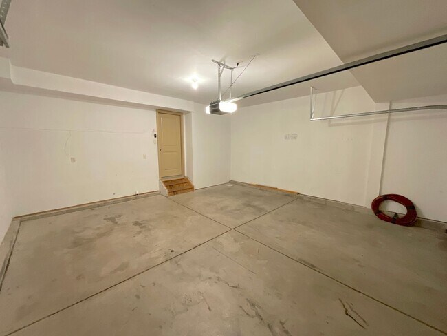 Building Photo - 4 Bedroom Home Available Near Barnes Rd & Peterson Rd!