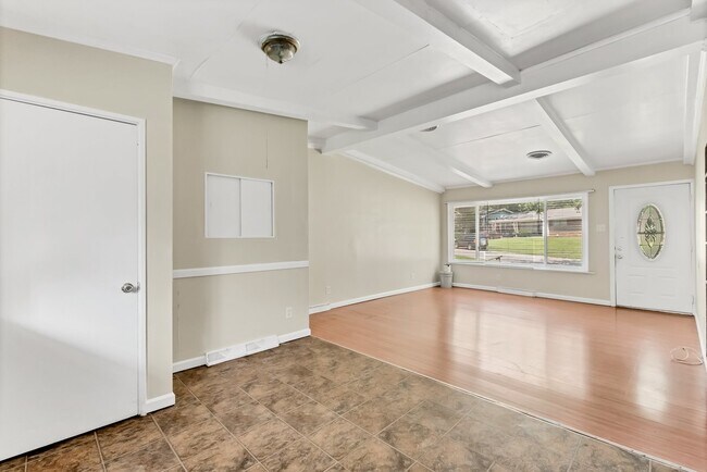 Building Photo - 2440 Castle Dr