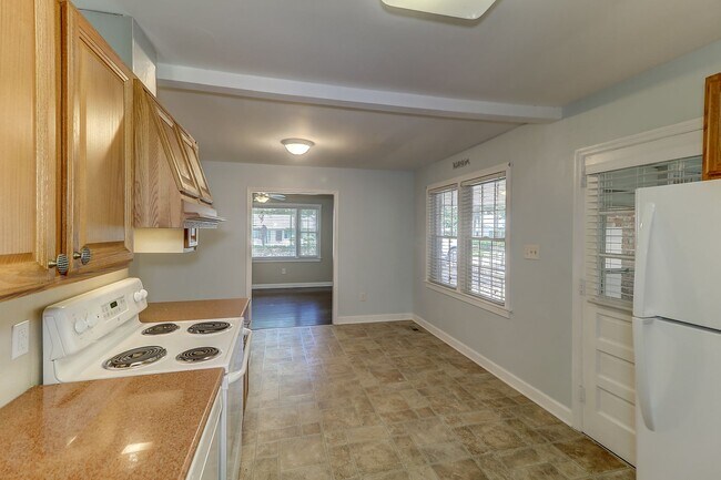 Building Photo - Renovated Brick Ranch!