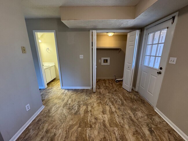 Building Photo - 2 Bedrooms, 1.5 Bathrooms - Townhome in West Rome!