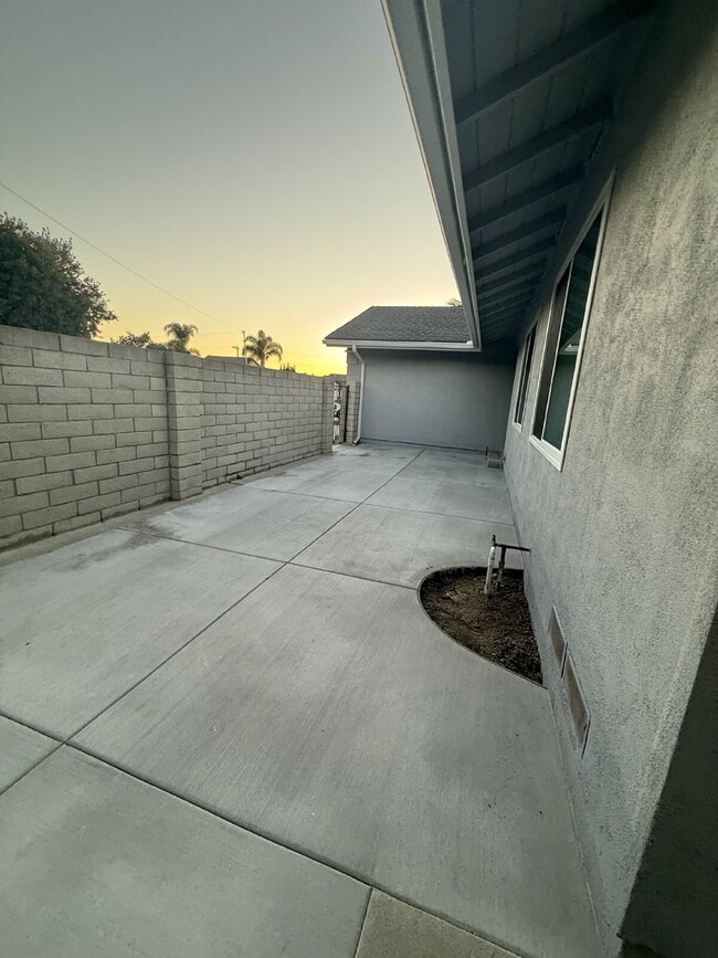 Building Photo - Beautifully remodeled home - Must see!   1...