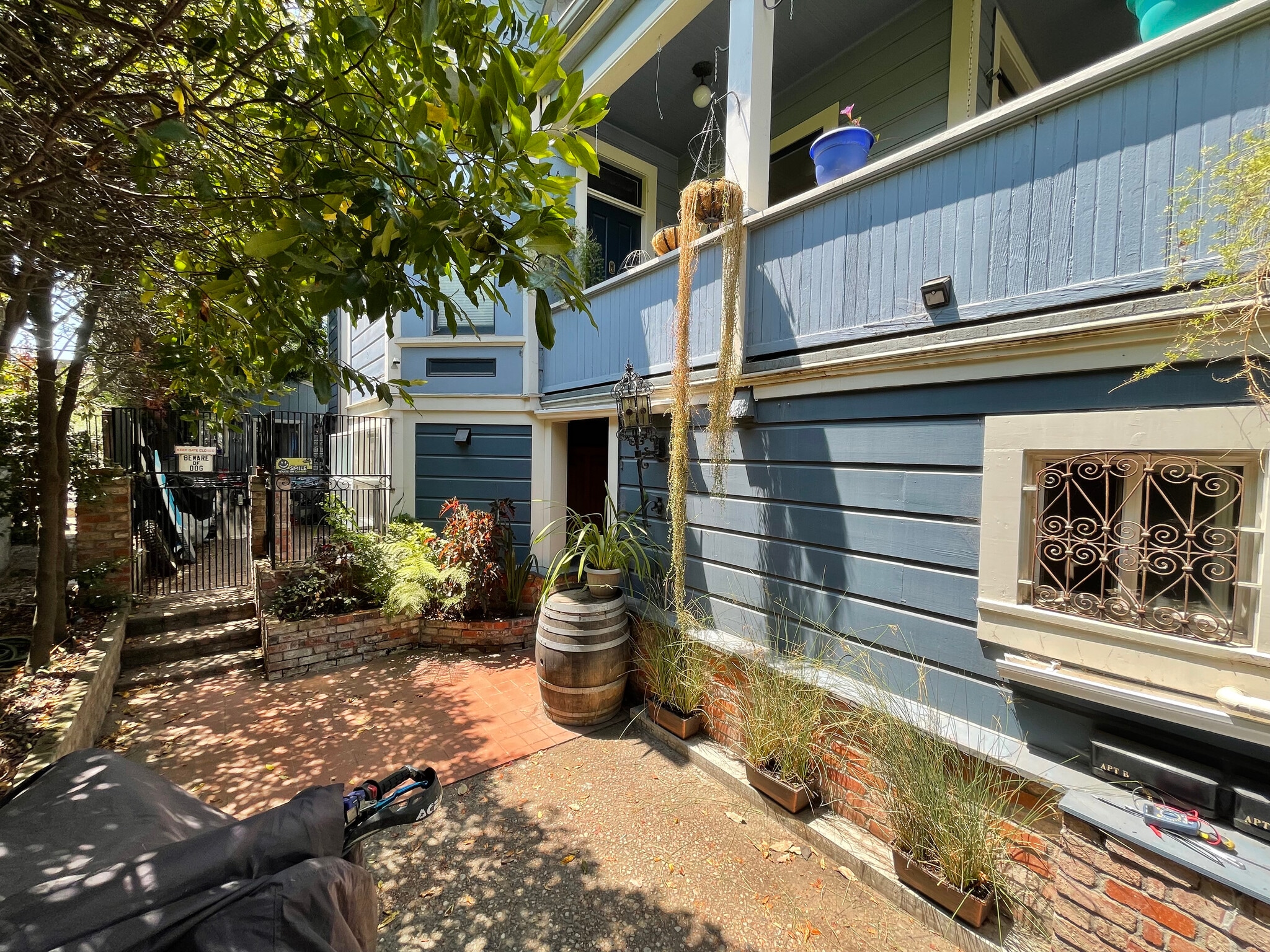 Private side entrance - 1524 Pacific Ave