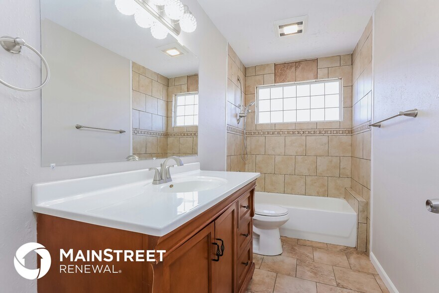 Building Photo - 204 W 24th St