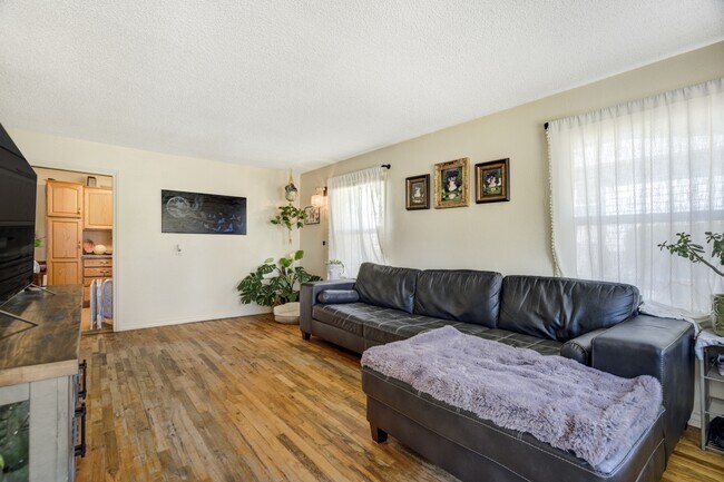 Building Photo - 515 W San Miguel St