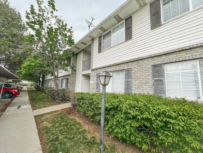 Building Photo - Cozy 2 Bedroom Apartment