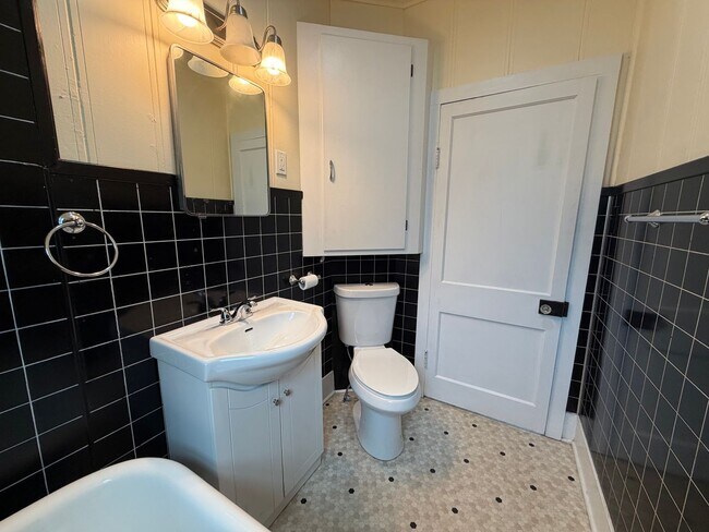 Building Photo - Charming 2 Bedroom Single-Family Home with Garage in Tomah
