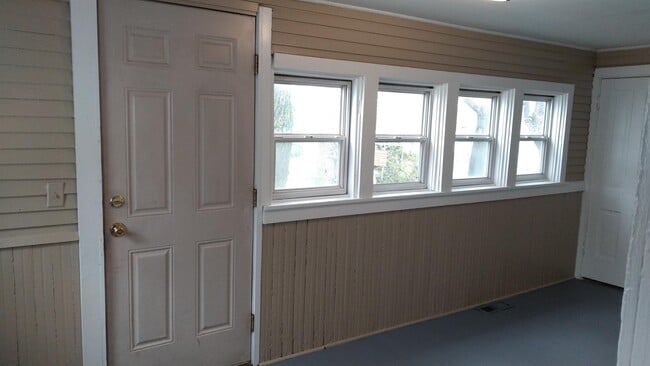Building Photo - 207 W Oak St