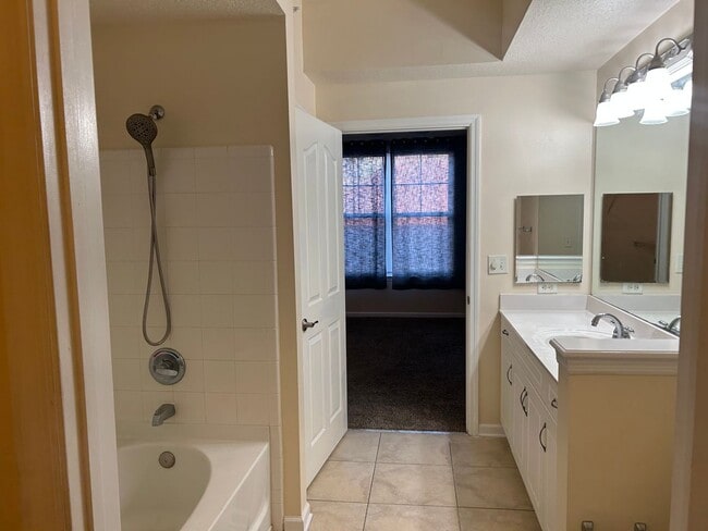 Building Photo - 2B/2B Condo in Esplanade Town Center!