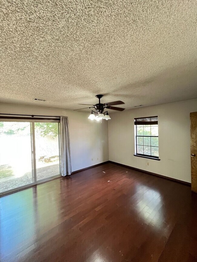 Building Photo - 4 bedrooms and 2 bath home, mature neighborhood, garage, well built and clean