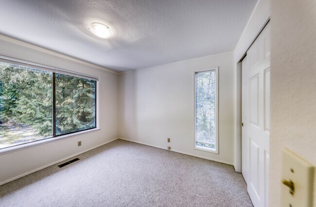 Building Photo - 3 Bedroom Home on Peaceful Property