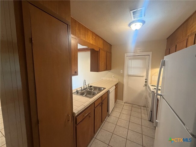 Building Photo - 1004 Hillyer St