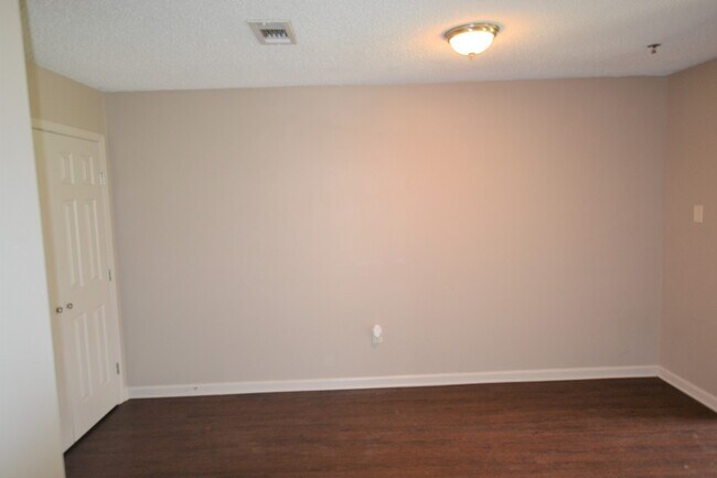 Building Photo - Charming 3 bedroom Duplex Conveniently Loc...