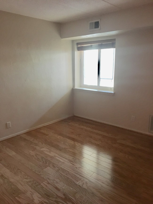 Guest bedroom - 510 N Lemon St