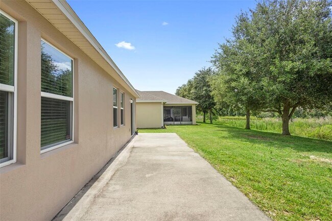 Building Photo - 215 Lakeshore Dr