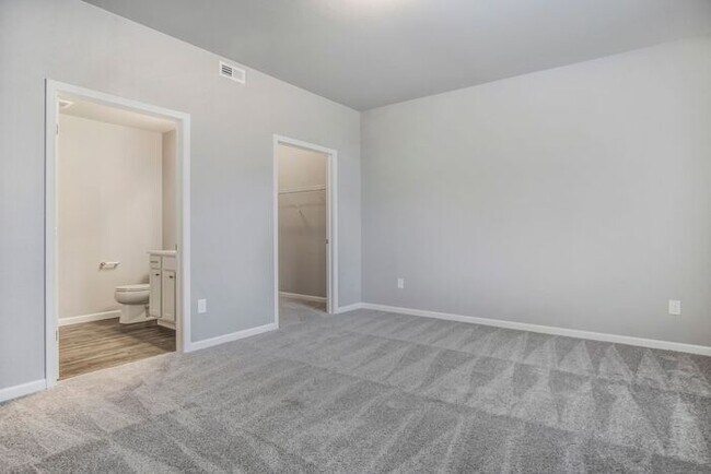Building Photo - 15901 Cedar Dr