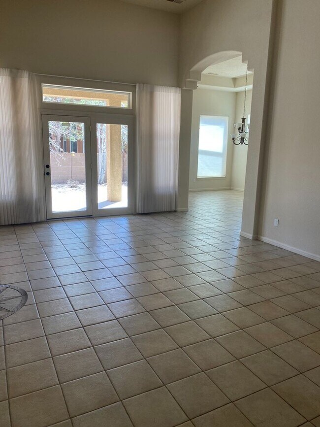 Building Photo - Beautiful 4 bedroom 3.75 bath in gated com...