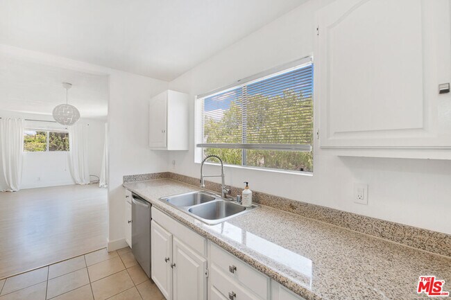 Building Photo - 1239 S Orange Dr