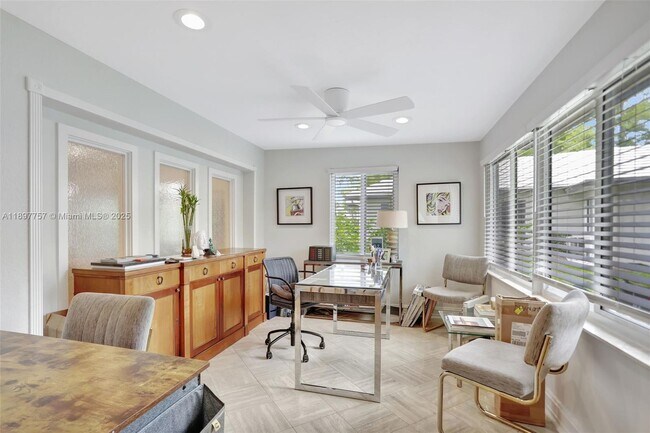 Building Photo - 1128 W Cypress Dr