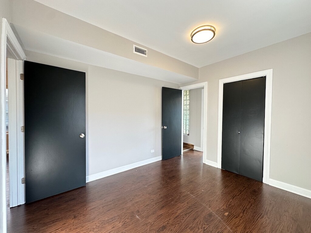 Building Photo - 2613 W Rascher Ave