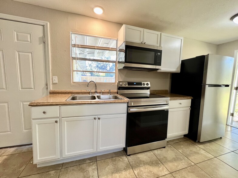 Primary Photo - 2602 E Yukon St