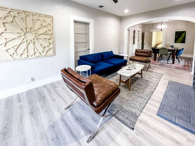 Primary Photo - 1108 Center St