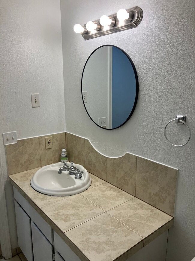 Building Photo - 2429 NE Saratoga St