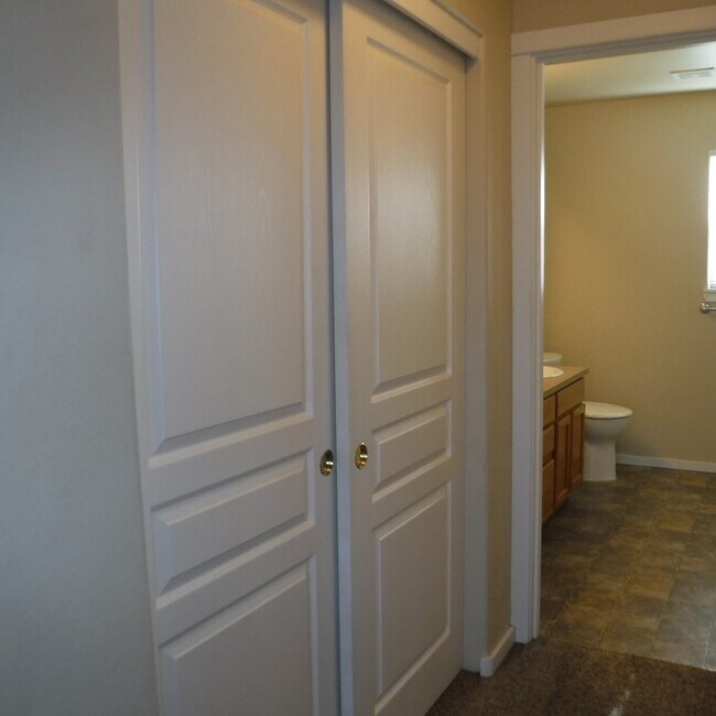 Building Photo - 2 Bed/2.5 Bath Unit Convenient to Old Mill...