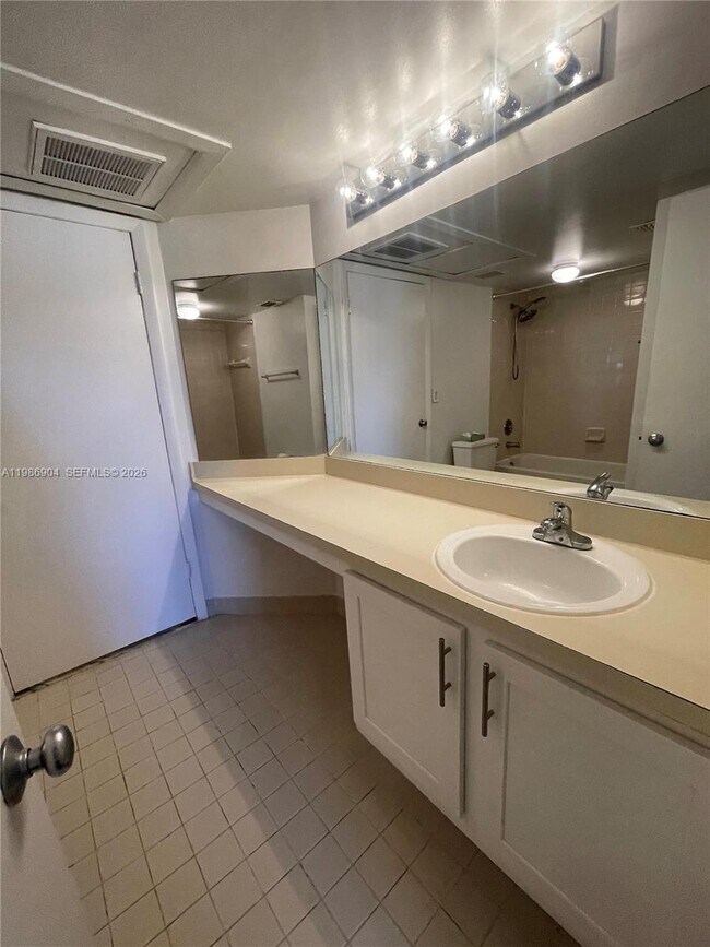 Building Photo - 2851 N Oakland Forest Dr