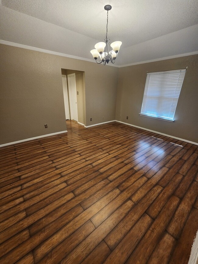 Building Photo - 3 bed 2 bath 2 car garage, move in ready!