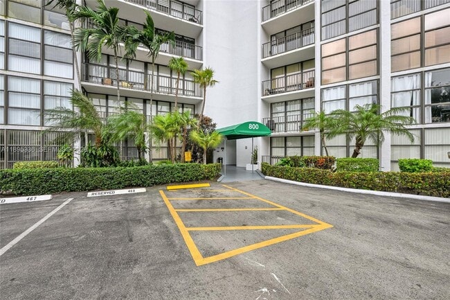 Building Photo - 800 Parkview Dr