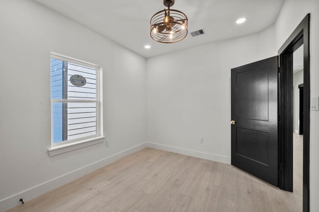 Building Photo - 3615 Dreyfus St