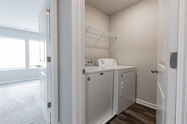 Building Photo - 9220 Golfview Cir