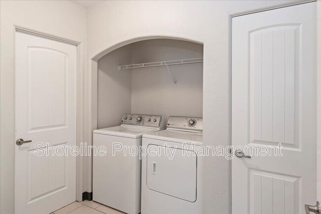 Building Photo - 2607 N Lancaster Dr