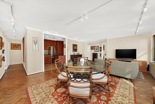 Building Photo - 247 E Chestnut St