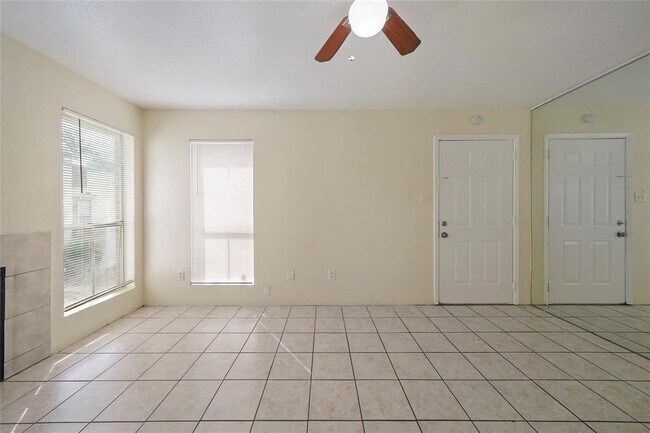 Building Photo - 3900 Woodchase Dr