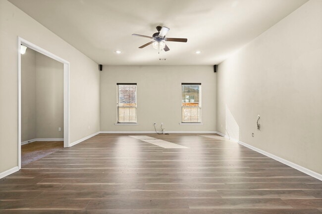 Building Photo - 37184 Sills Dr