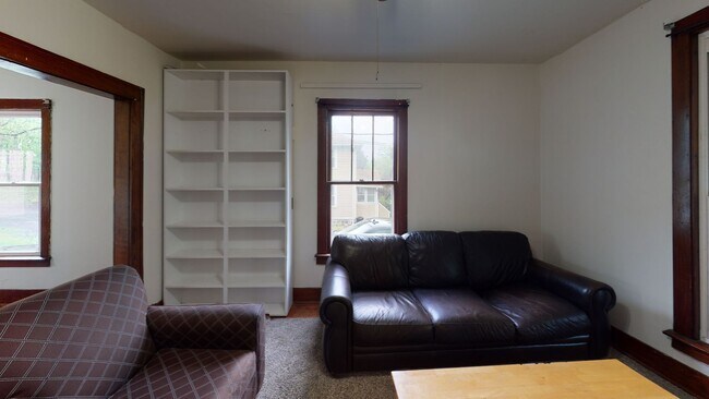 Building Photo - 321-321.5-3215 Hillview Pl