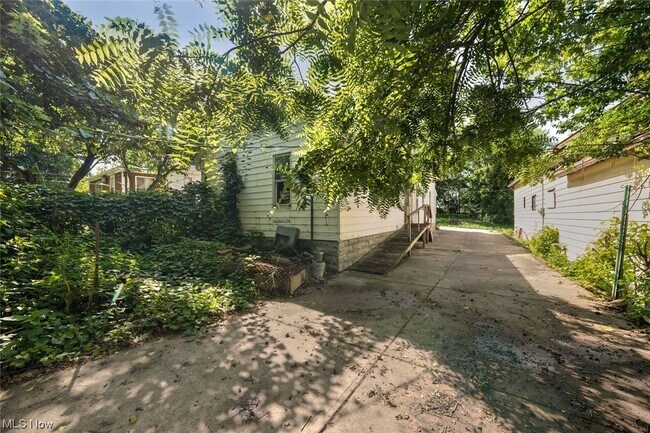 Building Photo - 7507 Batavia Ave