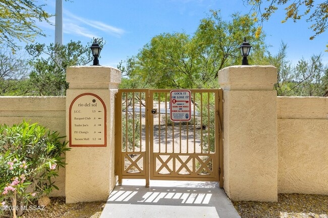 Building Photo - 2550 E River Rd